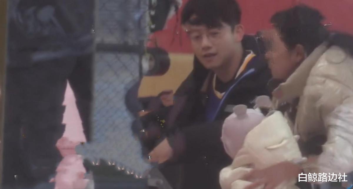 郑恺|郑恺获妻女探班！苗苗贴心为老公贴暖宝宝，拿篮球逗女儿互动温馨