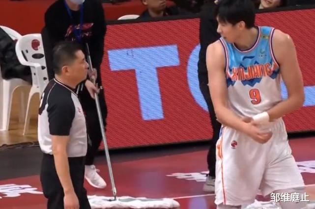 阿布|爭議！王驍輝肘擊周琦，朱彥西肘擊阿布都，裁判均無表示
