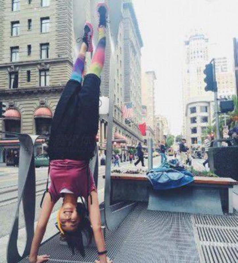 MARRY|运动达人实锤!陈意涵晒运动照,孕期打羽毛球劈一字马毫无压力