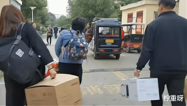 柠重呀 恶心人！杜新枝曾让姚威捧遗像，曝家谱中都没有对方的名字