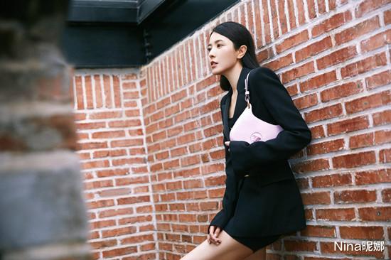 曾黎|中戏门面曾黎久违走机场，穿白裙戴礼帽似走秀，校园白跑鞋太寒酸