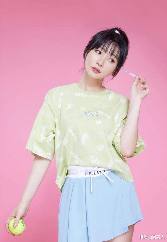 峨眉山周美人|柳岩真是放得开，穿吊带流苏裙不遮掩好身材，曲线玲珑让人羡慕