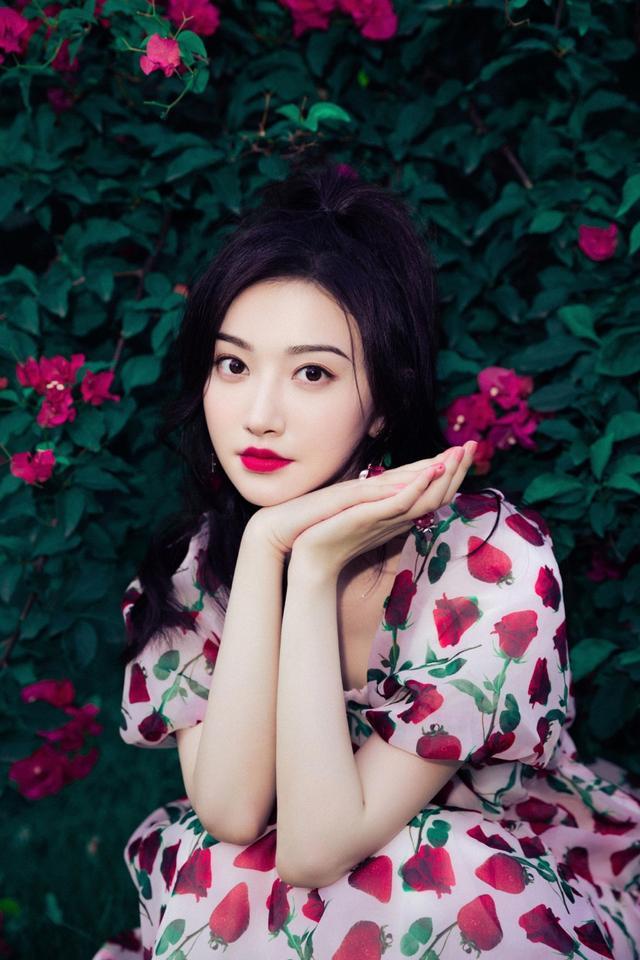 旗袍公馆|景甜不穿旗袍也惊艳，穿碎花裙打扮复古明艳，不愧是人间富贵花