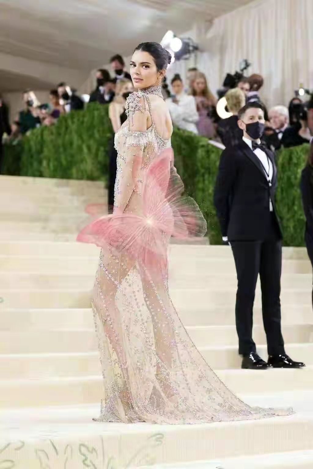 时尚风行派|卡戴珊姐妹合影成名场面！肯豆穿水钻裙美成仙女，看见姐姐不敢认