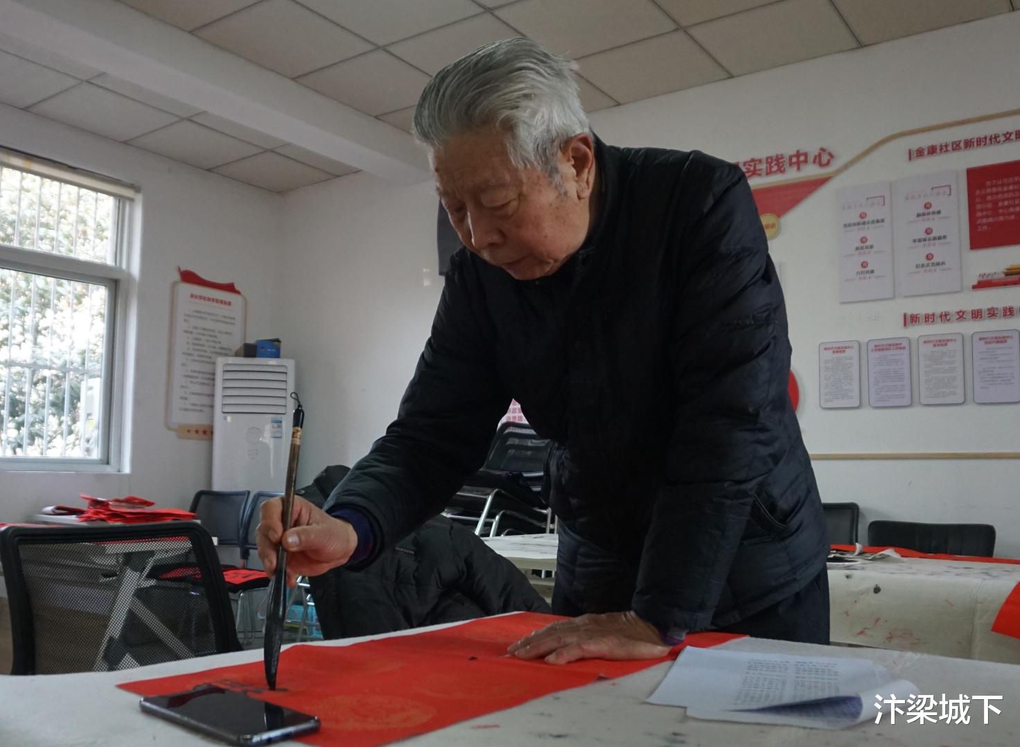 汴梁城下 汴梁公益 开封市部分书画家组团到金康社区为居民写春联