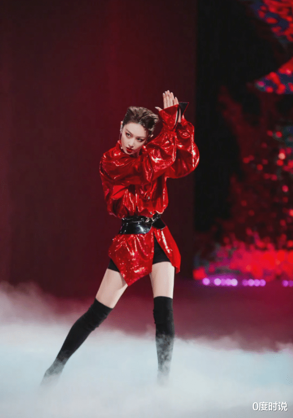 张馨予|张馨予身材有多绝？看她露出2分腿，女生都自闭了