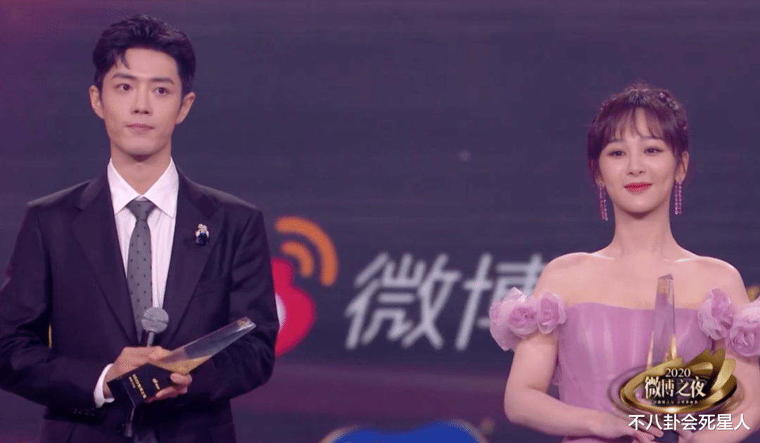 娱乐圈|微博之夜尴尬瞬间:杨幂不满安排直接甩脸,王一博惊讶地看着鹿晗