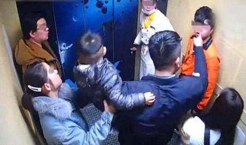 舜网 4岁男孩电梯内放屁，邻居让孩子赶紧看医生，检查后爸爸登门道谢