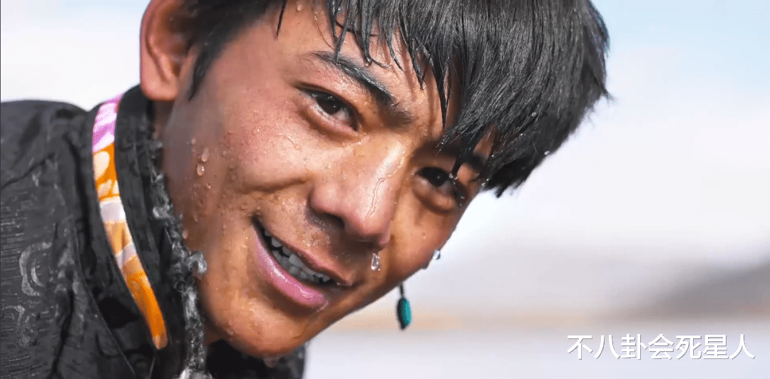 |丁真终被名利影响，明显发福、眼神也不再清澈，学爱豆营业显油腻