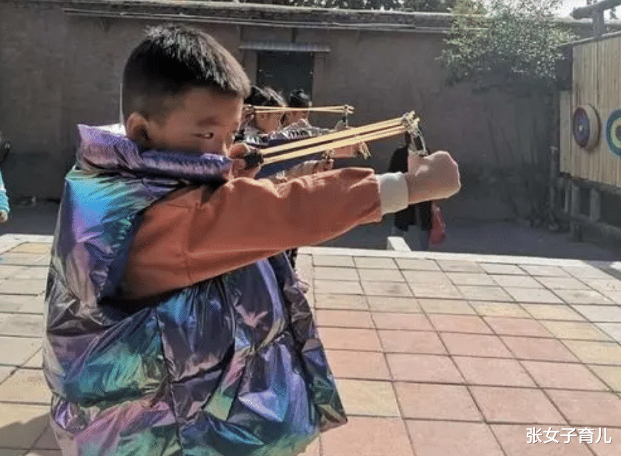 张女子育儿|两岁女童将洗衣粉涂抹眼睛，奶奶一时疏忽，险些让孙女失明