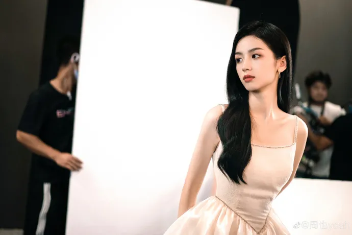 电影|她糊的好突然，还倒赔了3亿