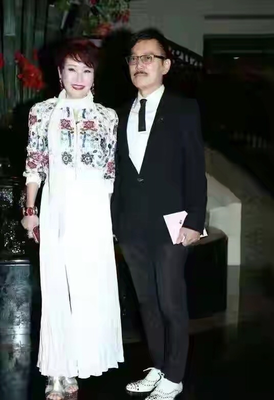 闲鱼有话说|谢霆锋妈妈对得起“港姐”称号，70岁还能驾驭豹纹裙，看着就贵气