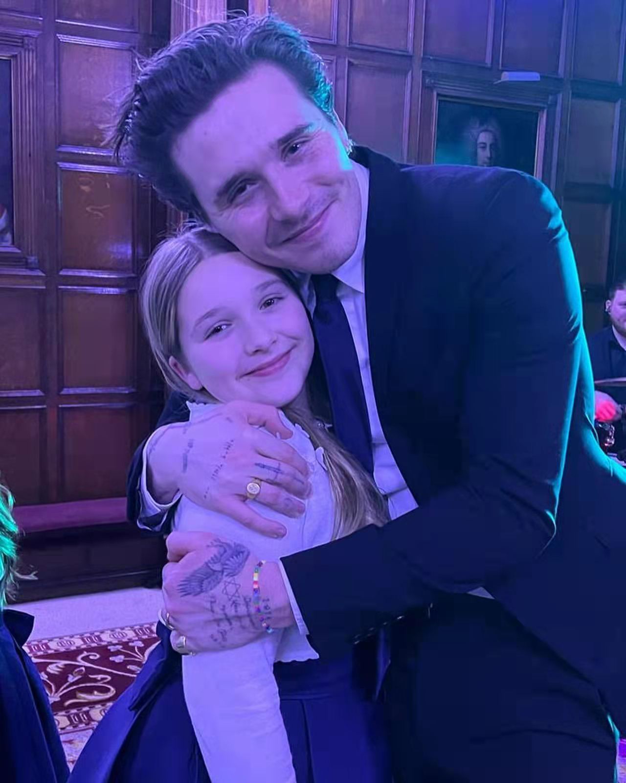 哈珀·贝克汉姆|11岁的小七和大哥跳舞!长兄如父,布鲁克林对妹妹小七特别的宠爱