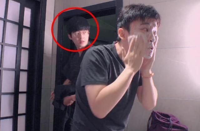 王俊凯|王俊凯刘昊然卸妆，擦完脸露出素颜，暴露20岁男明星的真实长相