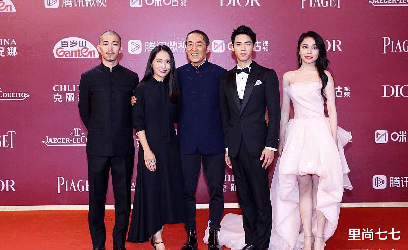 张艺谋|张艺谋让长女独挑大梁，C位独自携谋男团走红毯，换妆后颜值暴跌