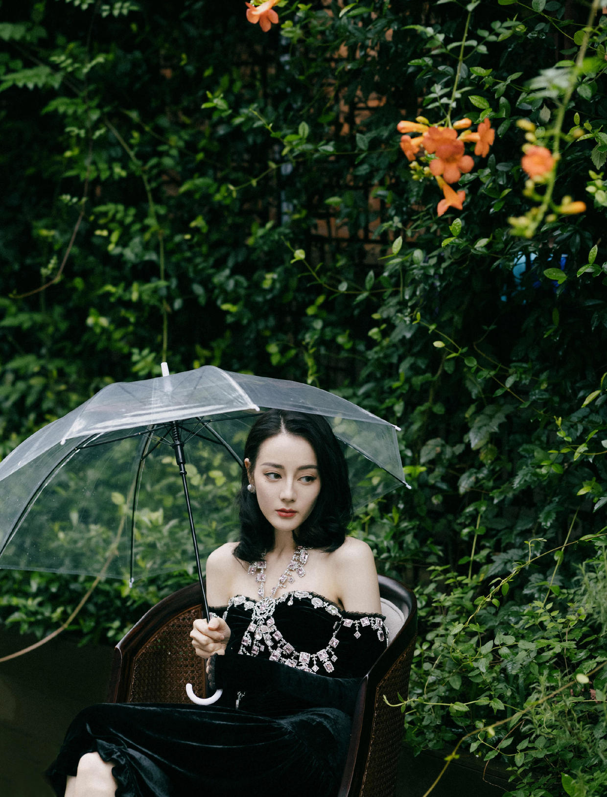 张颂文|迪丽热巴又美出圈了，黑丝绒连衣裙秀直角肩，这气质同龄人比不了