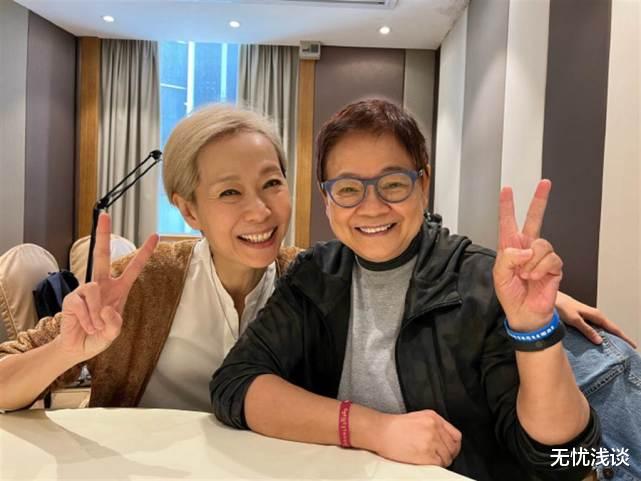 无忧浅谈 58岁叶童近照曝光，一头银白色头发，令网友惊呼瘦到认不出来