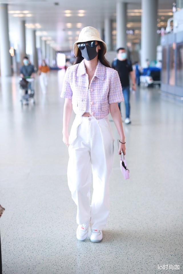美甲|袁冰妍黑白穿搭出镜简约时尚，发型又甜又酷，双手抱娃太温馨
