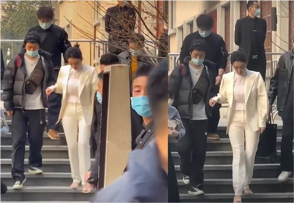 时尚风行派 45岁李小冉罕见晒自拍!皮肤白到发光惹人羡,穿大衣干练又霸气