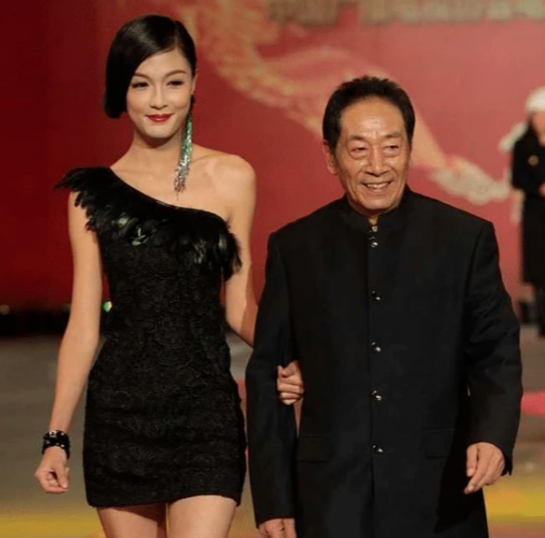 王奎荣|嫁73岁大爷还为他生孩子，称自己不后悔的36岁女星，现状如何？