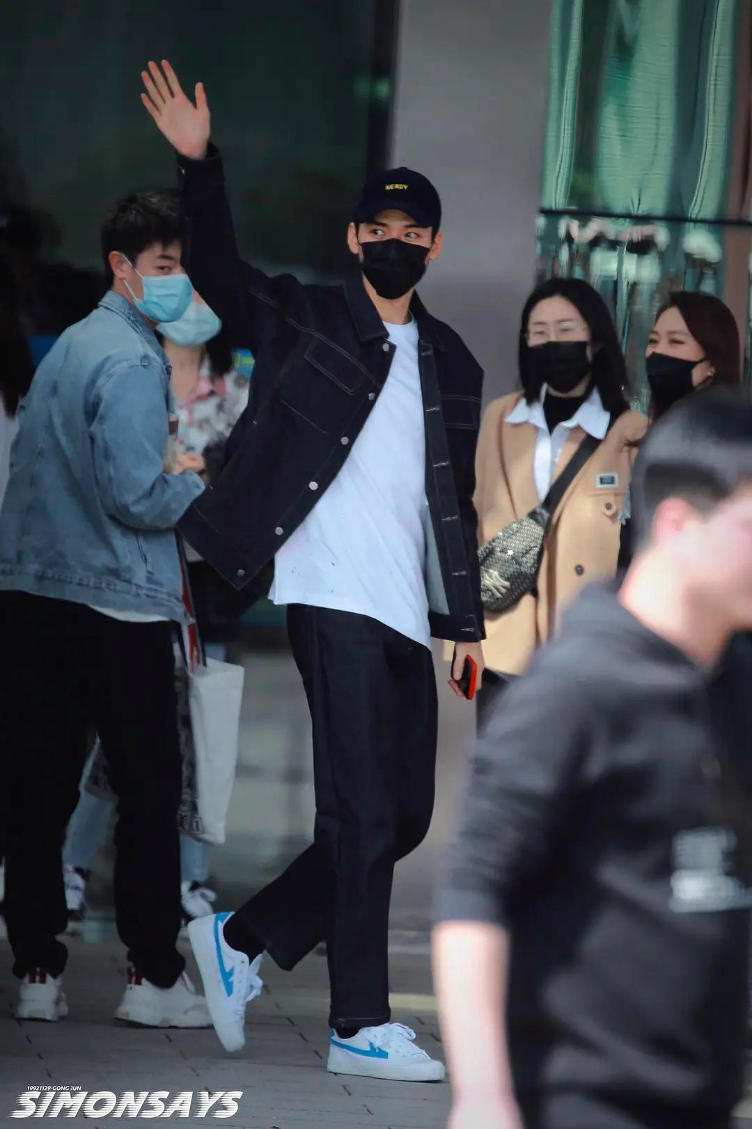 明星|男明星最新机场照，张哲瀚龚俊行动力极强，赖冠霖直接换成了拖鞋