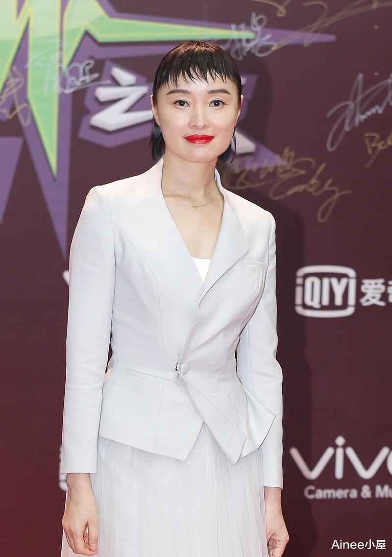 穿衣搭配|吴越被发型“坑”了，凌乱刘海贴头皮，还好一身清爽色显气质