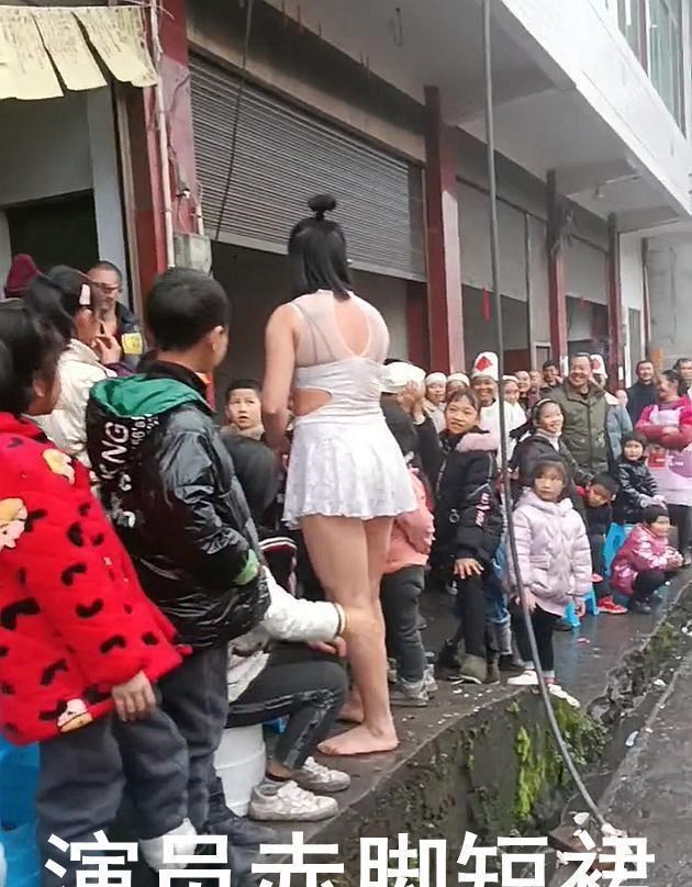 四川:81岁老人葬礼,女子身穿短裙光脚表演,网友:不合适