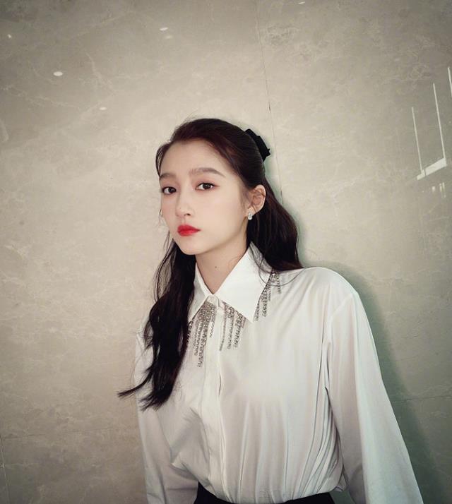 关晓彤|偶遇关晓彤户外穿短袖拍戏，离开了千万修图师，这手腕真实存在？