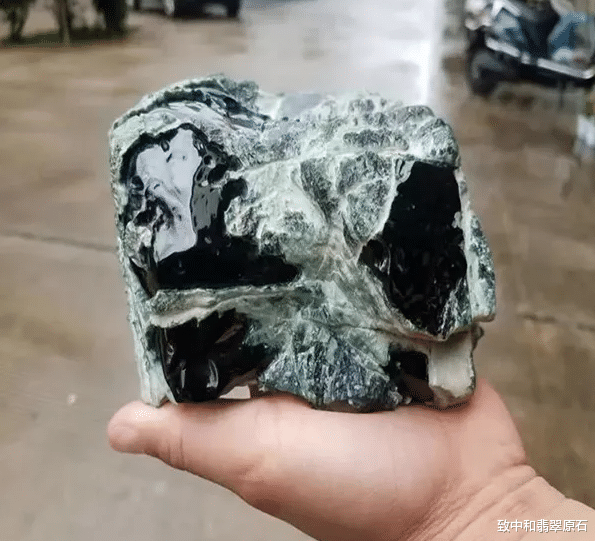 翡翠|单身狗土豪花23万闲钱买下的翡翠原石,擦口显现极品墨翠,成品美到爆