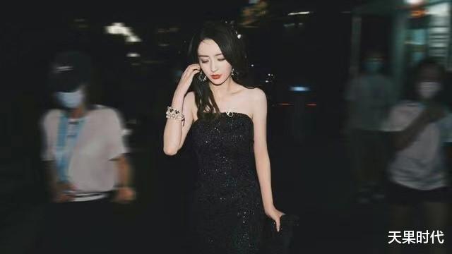 佟丽娅|佟丽娅又刷新女性美，波浪卷配高叉裙风情又妩媚，离婚后颜值逆天