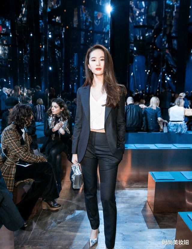 时尚美妆妞|刘亦菲又轻松美到国外，一袭香槟色连衣裙好优雅，尤物气质太惊艳