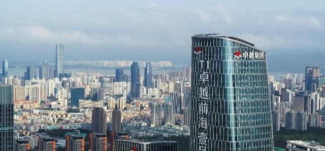 李华|深圳富豪李华，曾邀他国总统帮助营销房地产，明星妻子比他小21岁