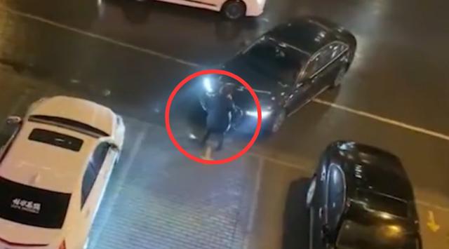 笑笑社会说 江苏一大妈人肉占车位，车主按喇叭对峙，楼上居民打抱不平