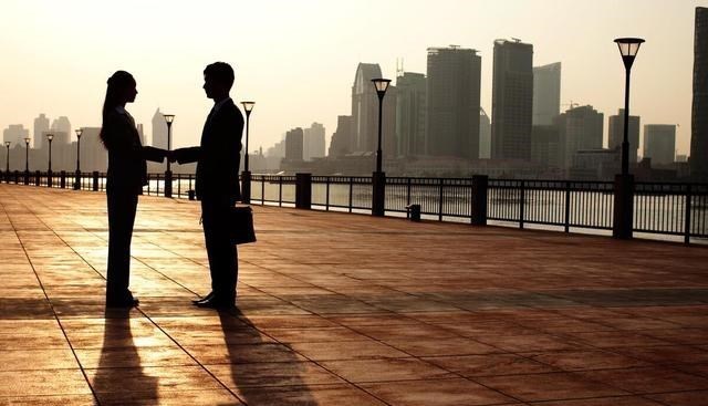  17岁少年恋上38岁女老师，父亲强势干预，最终酿成悲剧