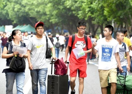 |985毕业生满大街都是？大专学历才是主体，低学历未必就没有出路