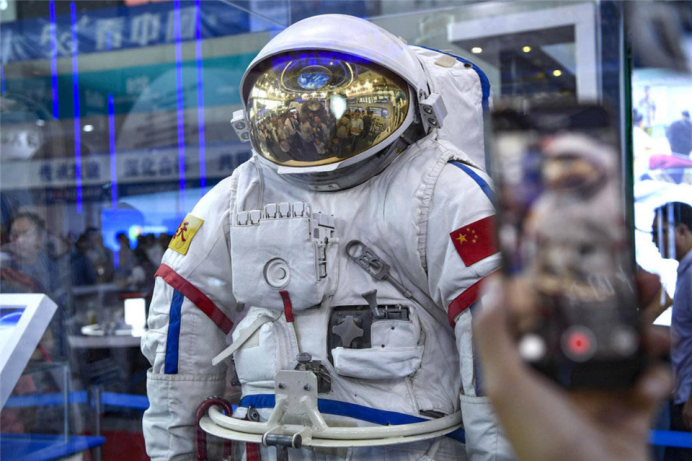 重要一刻！“中國航天員成功出艙”引爆輿論，美國意外成“主角”-圖2