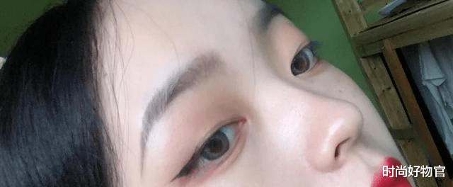 时尚好物官|网友偶遇章子怡接女儿放学，私下打扮接地气，素颜却不忘画眉毛