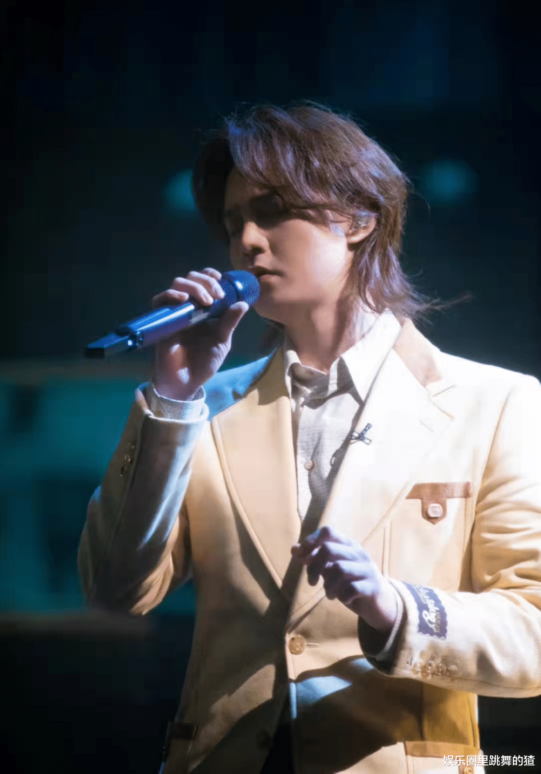 小姐姐|“扫娘风暴”后，尹正新造型惹争议，留长发戴耳钉算娘吗