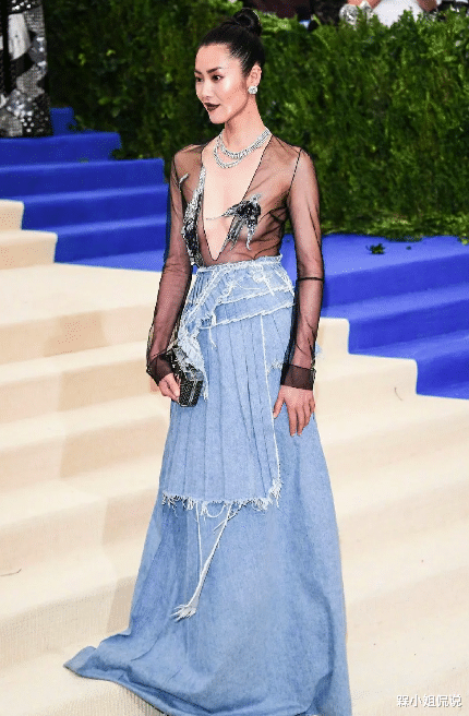 槑小姐侃说|刘雯走出国门自信又大胆，穿黑色薄纱走红毯，却意外不显低俗感