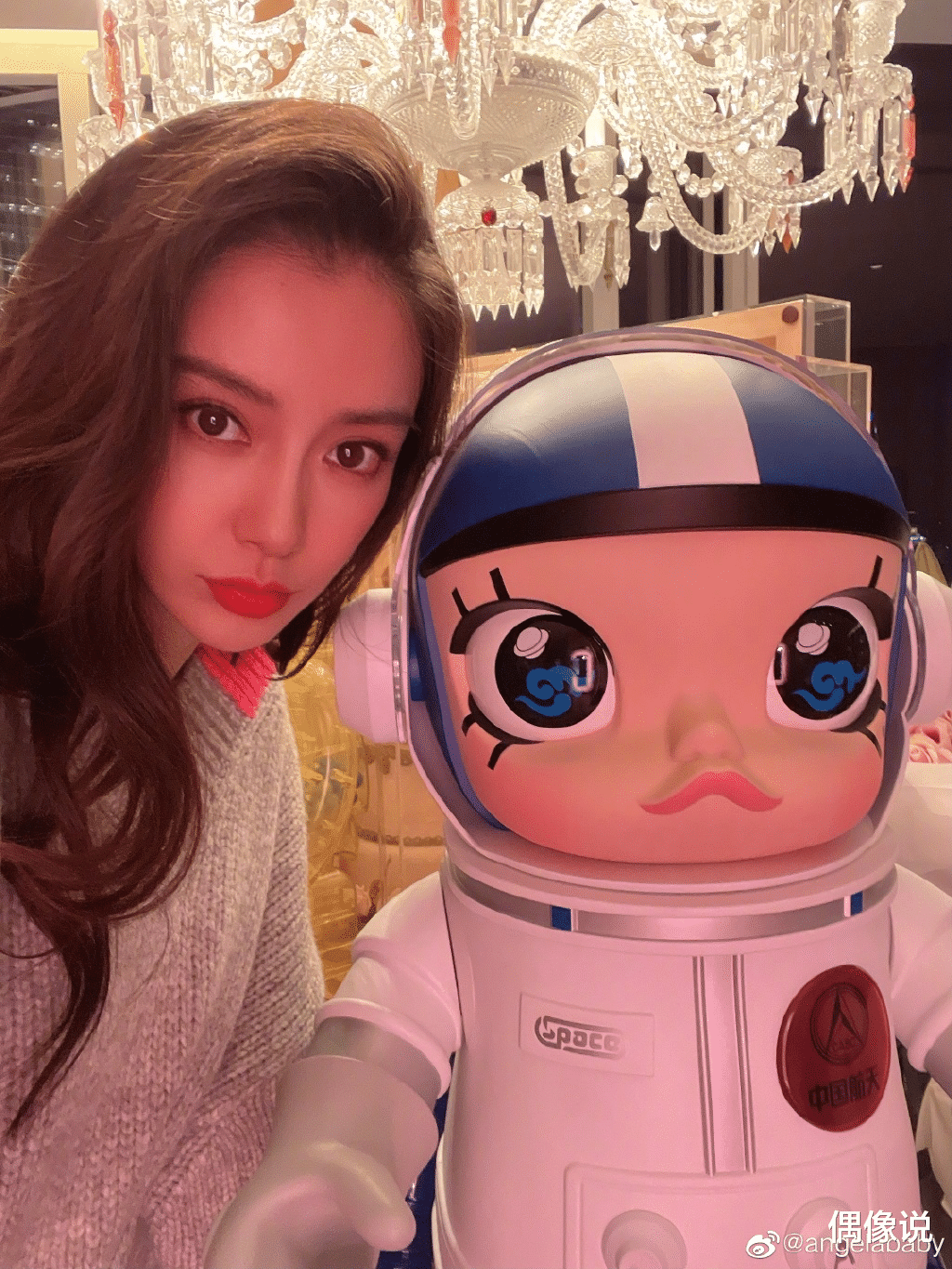 Angelababy|Angelababy和剧组小演员合影，蹲下身贴着小女孩肩膀，显得脸超小