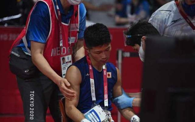 忧郁的铁牛|再现“保送“！日本拳手被打到坐轮椅离场 仍被判晋级