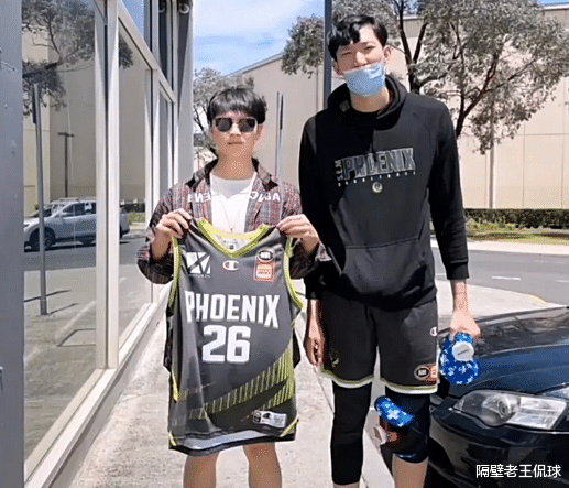 周琦|太火了！周琦成NBL旗帜人物，外出偶遇遭多人合影，美女实力抢镜