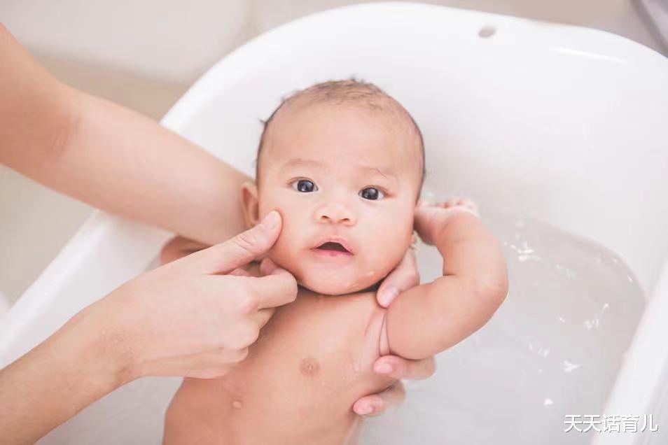 天天话育儿|进入秋季，想让宝宝洗澡不着凉，家长一定要牢记以下几点