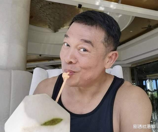 吴毅将|60岁香港著名男星到内地酒吧演出，浑身肌肉被赞有型，妻子勤俭持家买百元球鞋