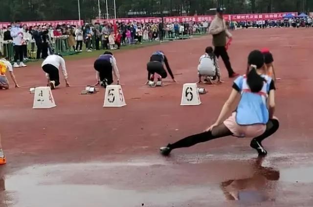 广州一女大学生,穿着黑丝裤袜参加运动会,后续同学说出了真相