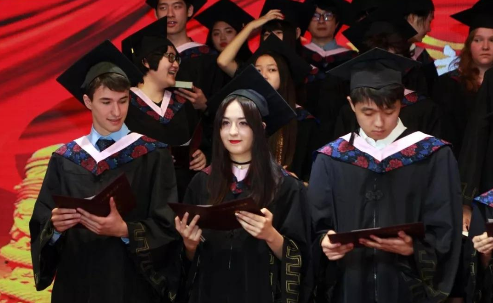 留学生|留学生不再是香饽饽？部分学生学历不予认证，网友：早该如此