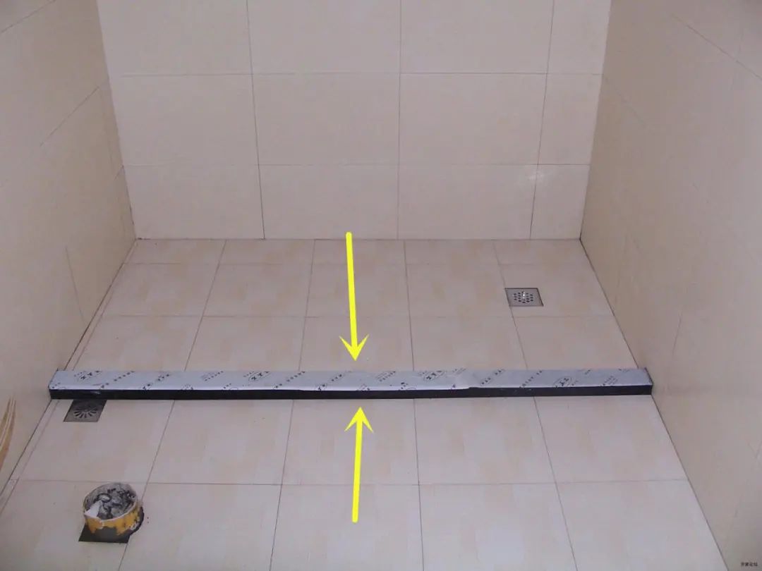 时尚装修设计大全|很好奇：卫生间装长条地漏，为什么师傅要装在淋浴房门边？
