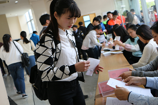 李念|面前5位领导，可你只有4杯水，大国企的面试题怎样回答为好