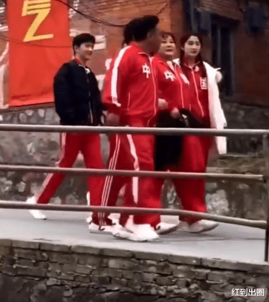 贾玲|39岁贾玲回老家录节目！卫东厂宣布封闭两日，派多名保安驱赶游客