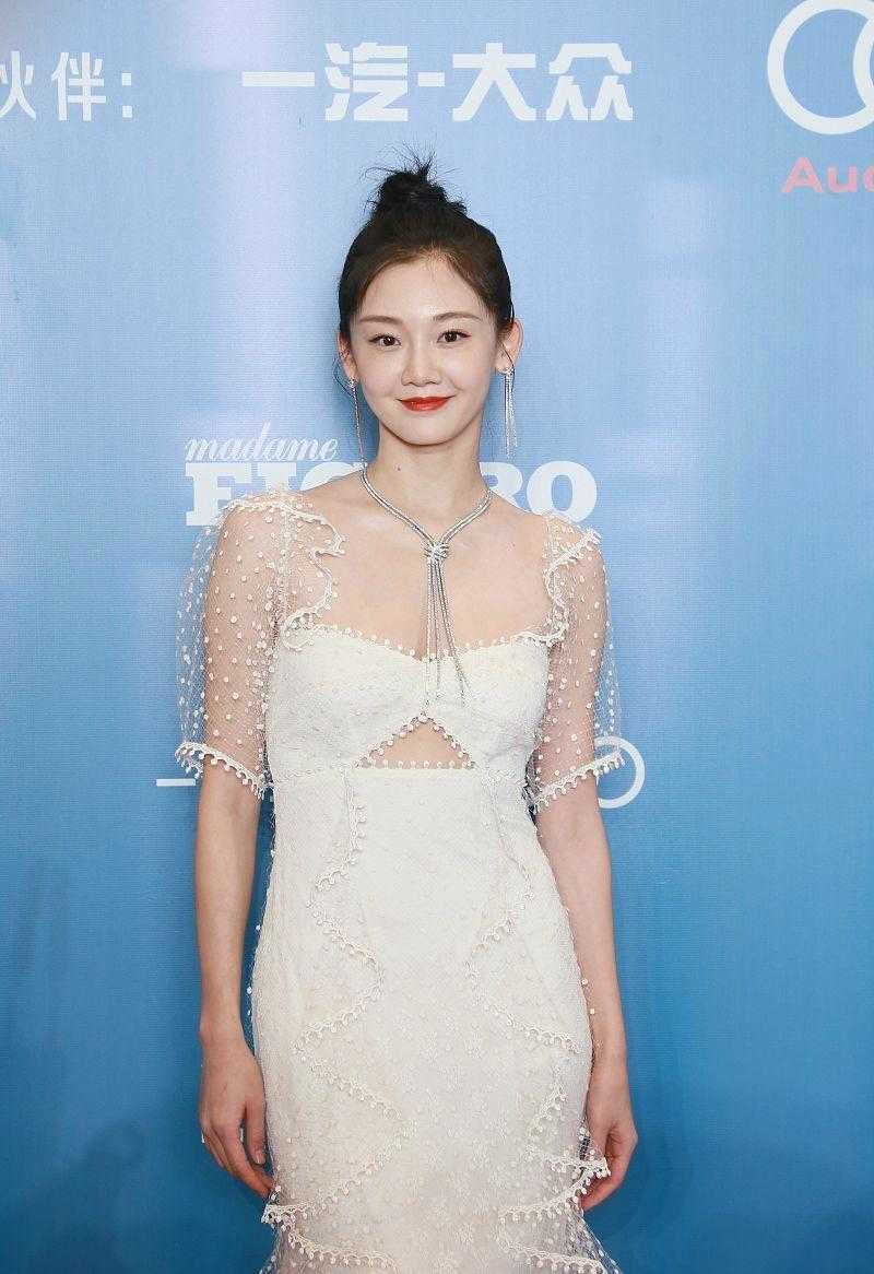 苗苗|苗苗越看越漂亮，一袭白色轻纱的裹身裙亮又纯又欲，郑恺眼光真好